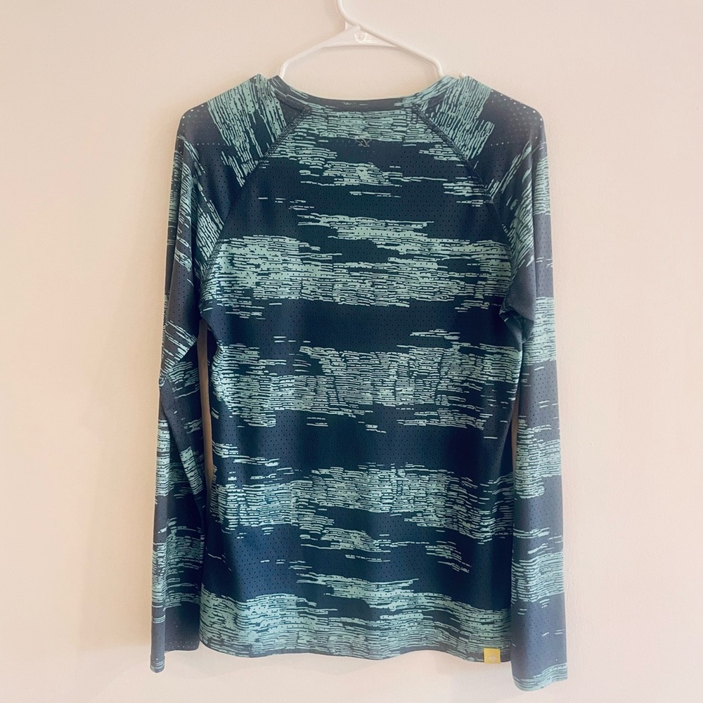 Women's Rabbit Trail Patterned Top- perforated. Size M. - Picture 5 of 6